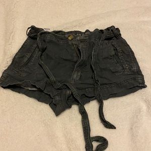 American eagle black cloth flow shorts with belt